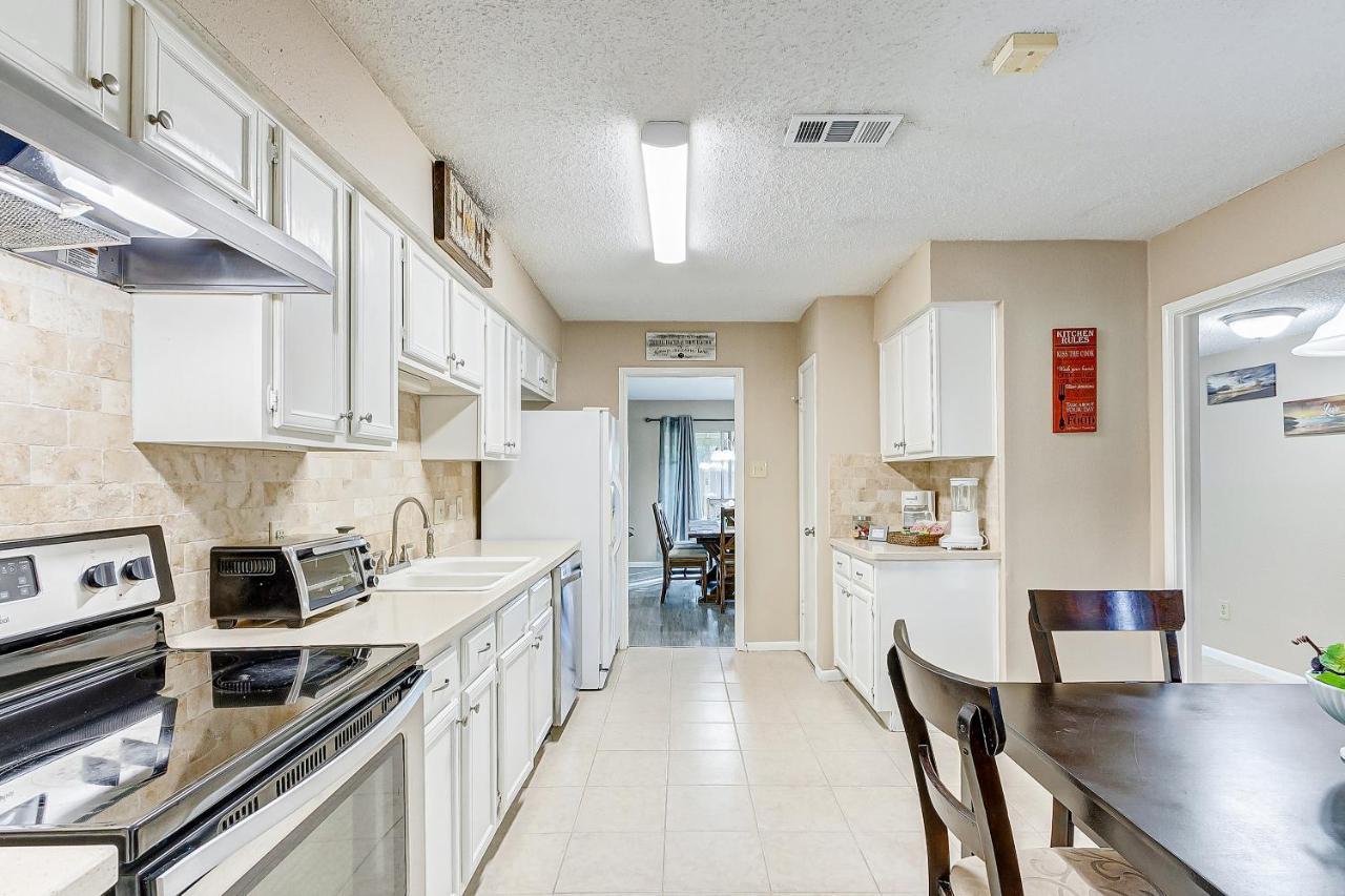 Cheerful 3-bedroom With Indoor Fireplace Hébergement de vacances Houston