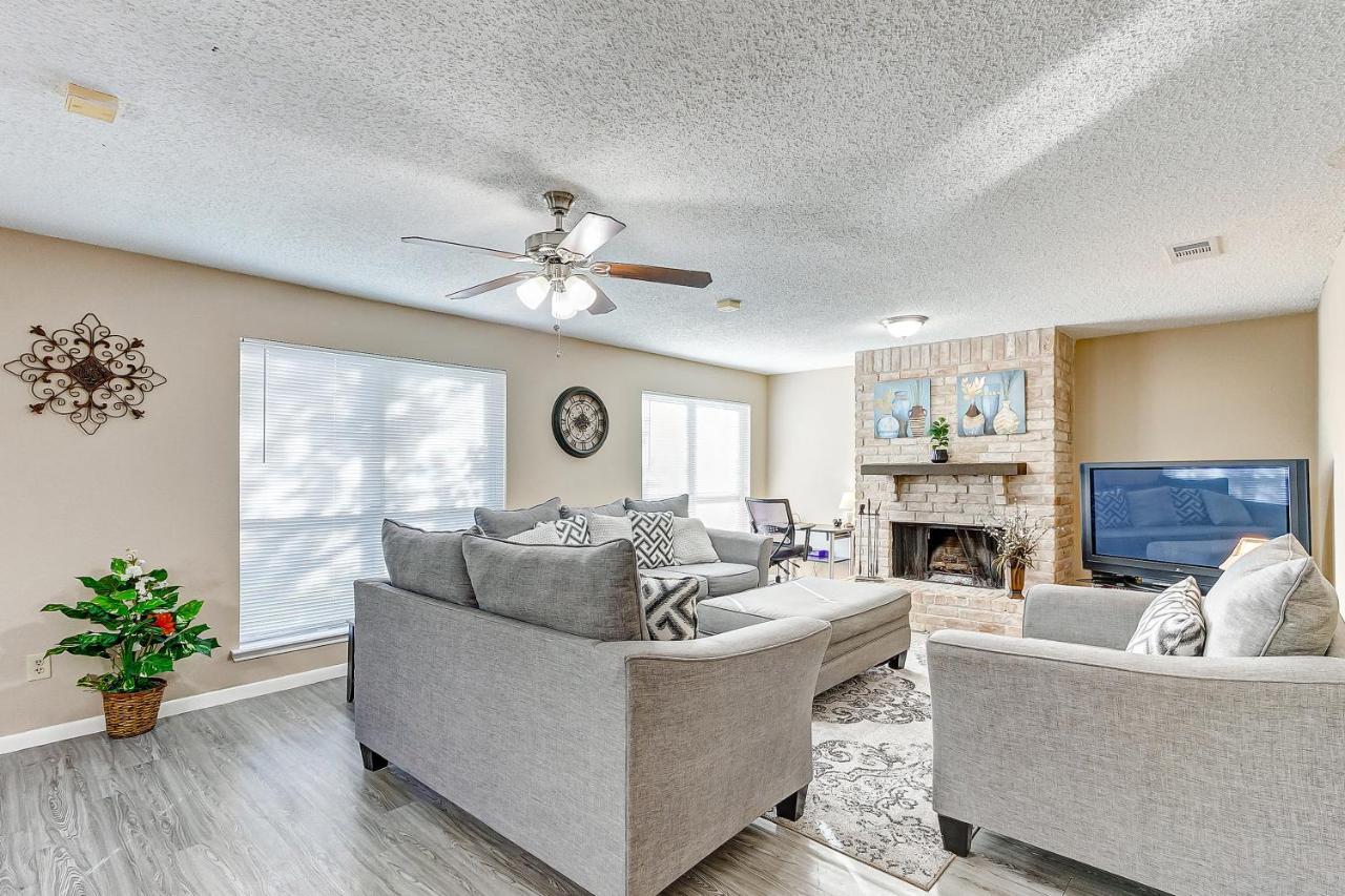 Cheerful 3-bedroom With Indoor Fireplace